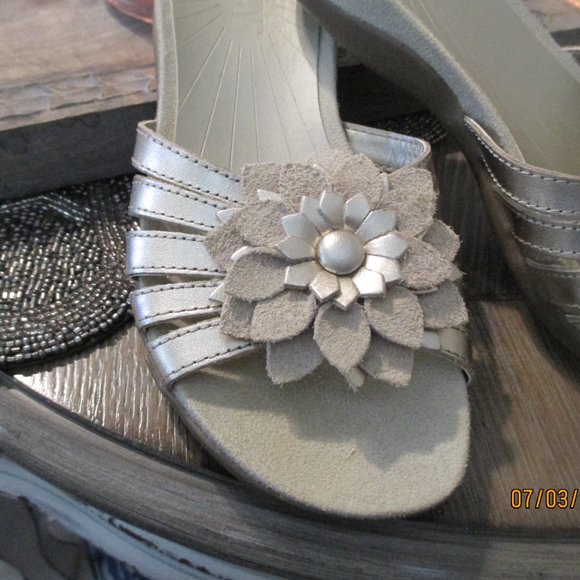 Array Gold Floral Sandals - Picture 2 of 5